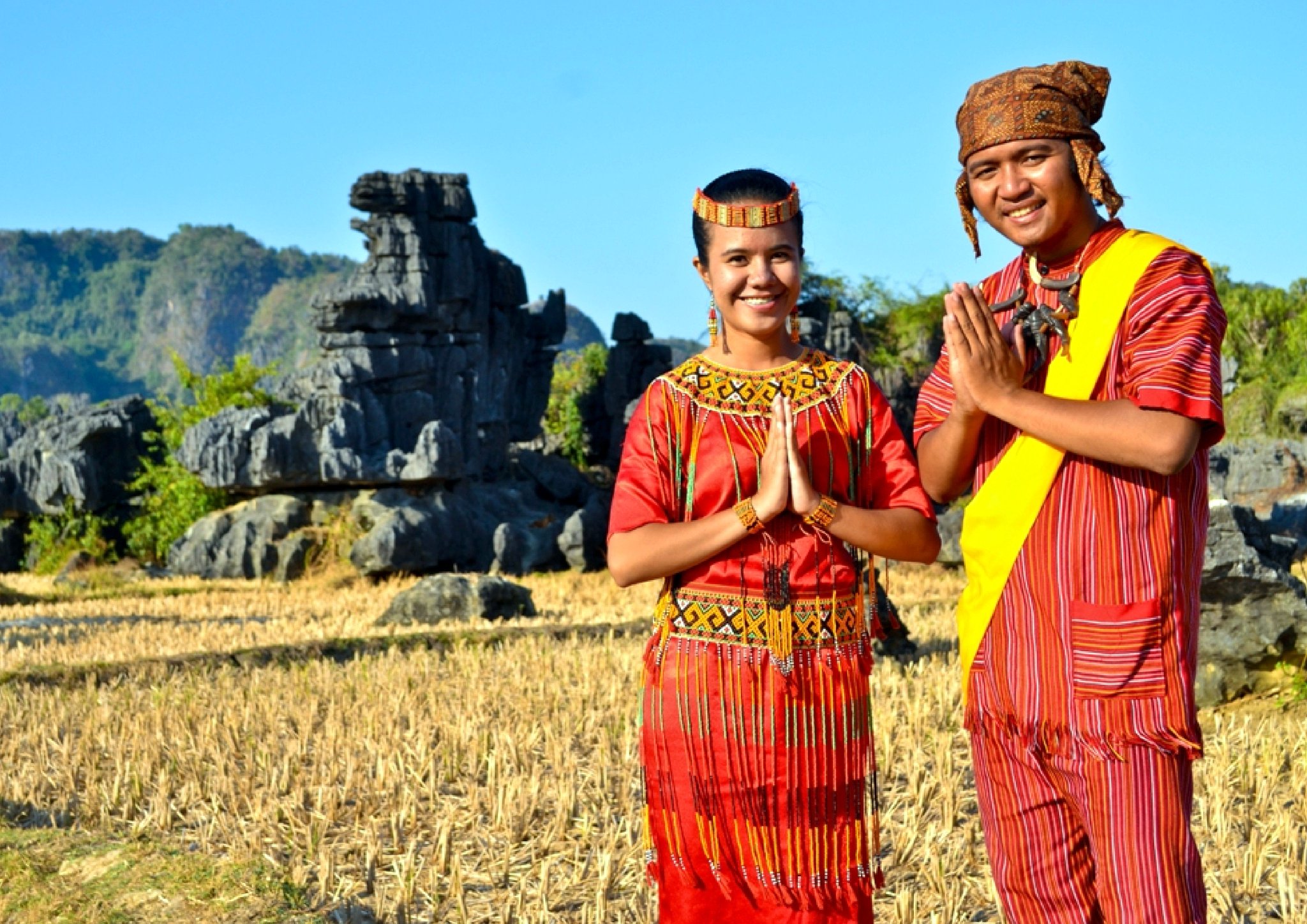 Ciri Khas dan Filosofi Baju Adat Toraja - Budayanesia